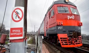 Tren kazası! Raydan geçen gençlere çarptı