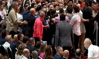 CHP'nin İzmir İl Kongresi yumruklu kavgaya dönüştü!