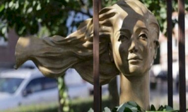 Brüksel’de Jina Emini'nin heykeli dikildi