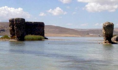 Van Gölü çekilince tarihi kale ortaya çıktı