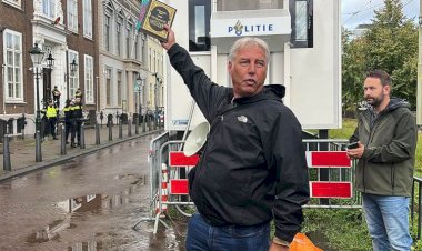 Hollanda'da PEGIDA lideri Kur'an-ı Kerim'i yırttı