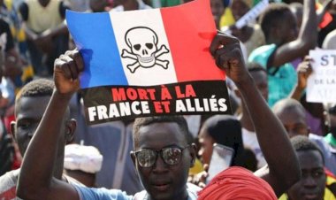 Fransa Nijer'deki büyükelçisini ve askerlerini geri çekiyor