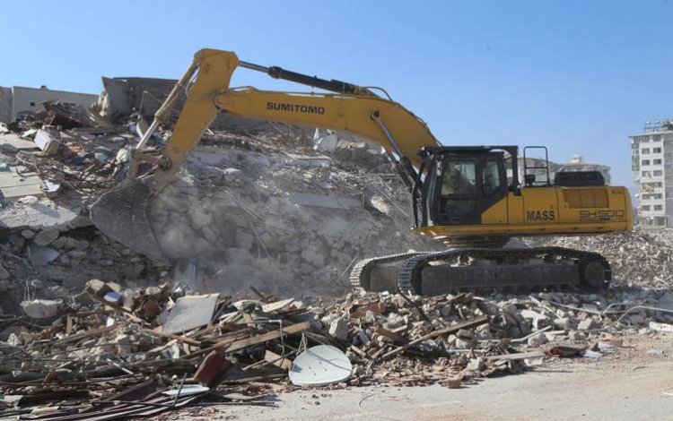 Depremin 215'inci gününde temel kazısında enkazdan ceset çıktı