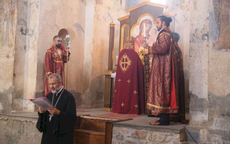 Van Gölü'ndeki Akdamar Kilisesi'nde ayin yapıldı