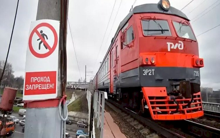 Tren kazası! Raydan geçen gençlere çarptı