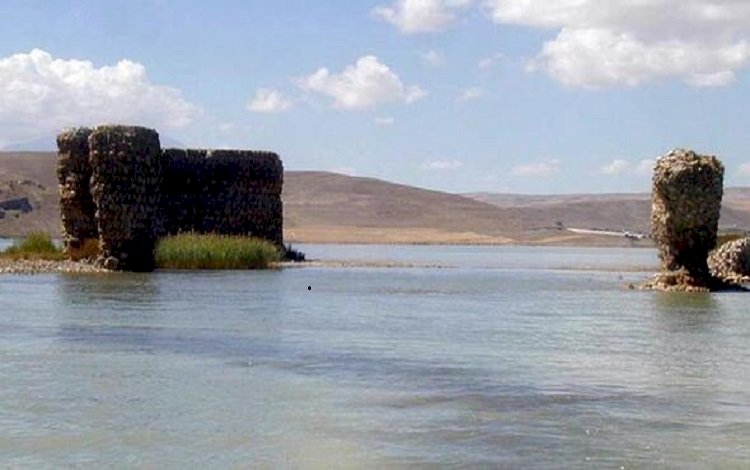 Van Gölü çekilince tarihi kale ortaya çıktı