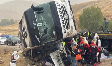 Van otobüsü Sivas'ta devrildi: 7 ölü, 40 yaralı!