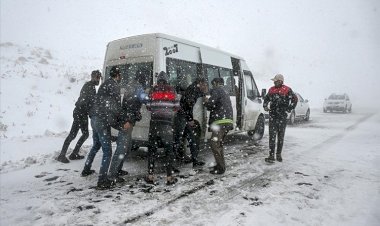 Van-Bahçesaray yolunda kar ve tipi nedeniyle birçok araç yolda kaldı
