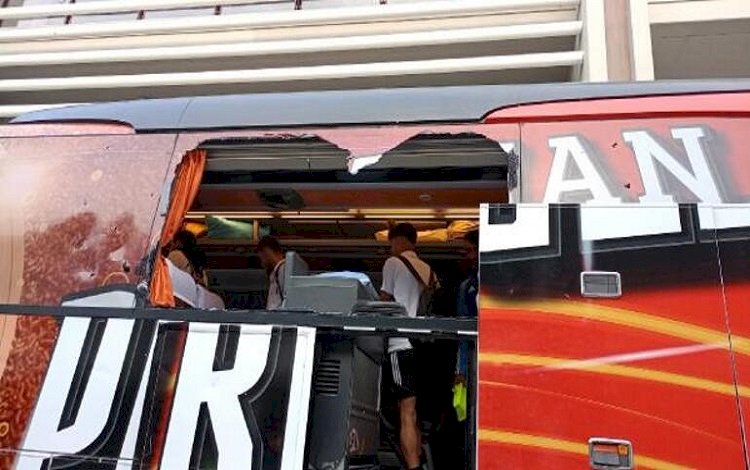 Elazığ'da Batman Petrolspor otobüsüne taşlı saldırı