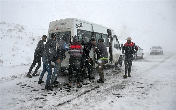 Van-Bahçesaray yolunda kar ve tipi nedeniyle birçok araç yolda kaldı