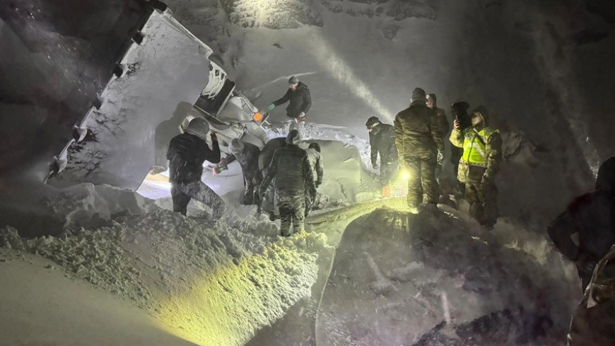Ağrı'da iş makinesi uçuruma yuvarlandı: Biri korucu 4 kişi hayatını kaybetti