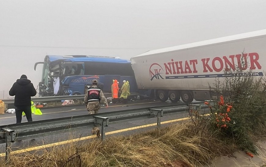 Urfa'da otobüs ile 2 TIR çarpıştı: 1 ölü, 9 yaralı