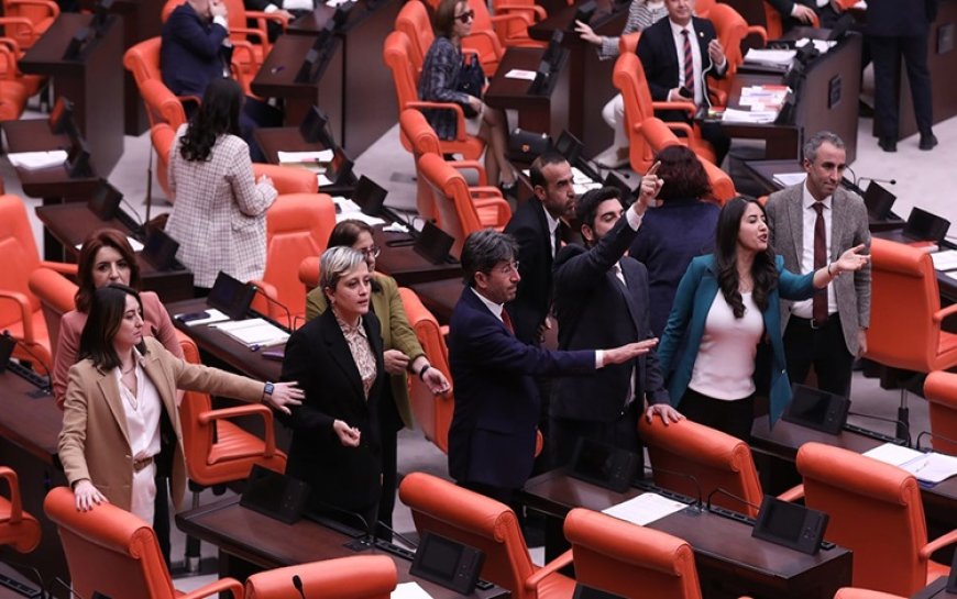 Meclis Genel Kurulu'nda AK Parti ile DEM Partililer arasında ‘el hareketi’ tartışması