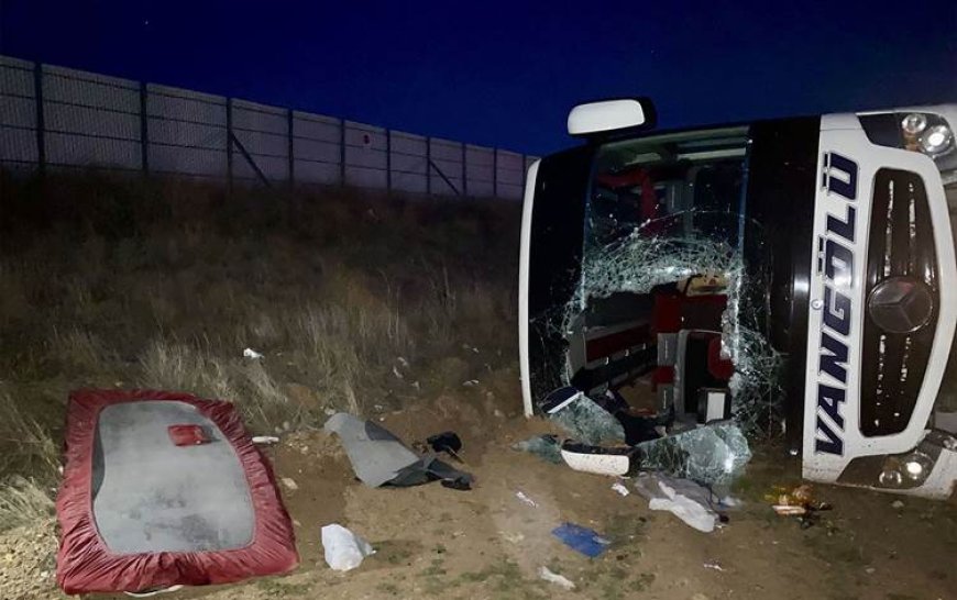 Van otobüsü şarampole devrildi: 15 yaralı