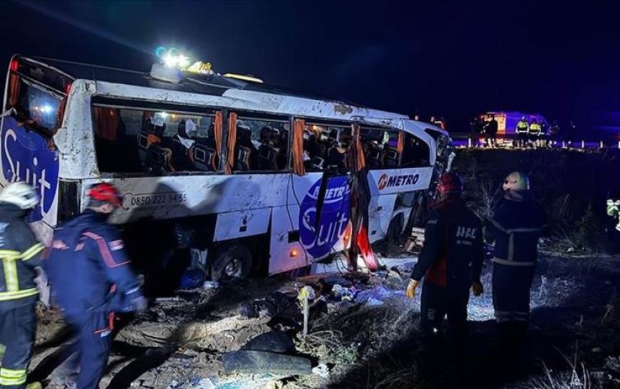 Şoför uyudu, yolcu otobüsü takla attı: 2 ölü, 34 yaralı