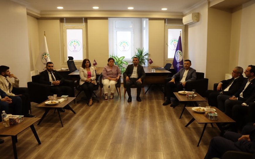 CHP İstanbul İl Başkanı Çelik'ten DEM Parti İl Başkanlığı'na destek ziyareti