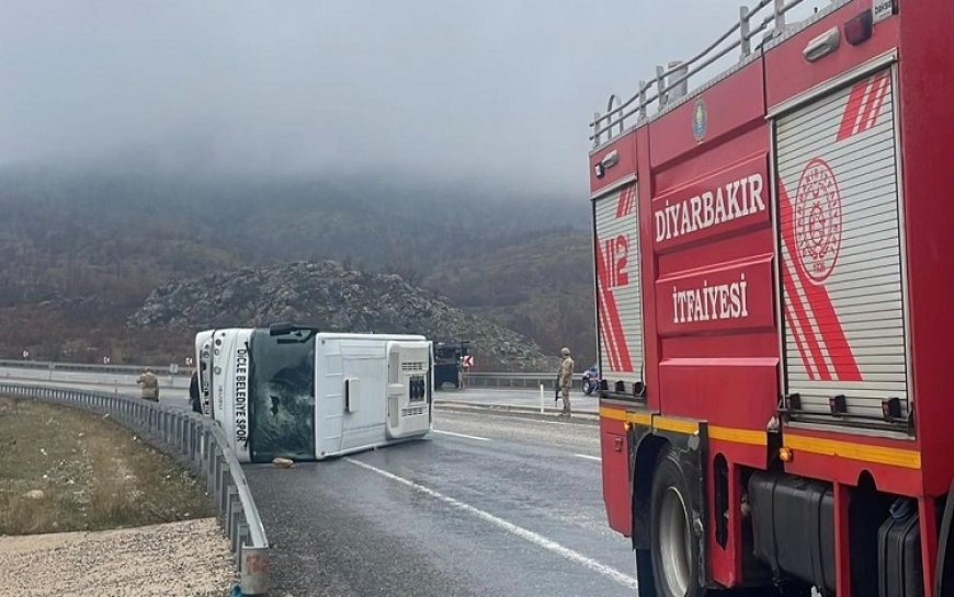 Diyarbakır’da futbolcuları taşıyan otobüs devrildi: 1’i ağır 10 yaralı