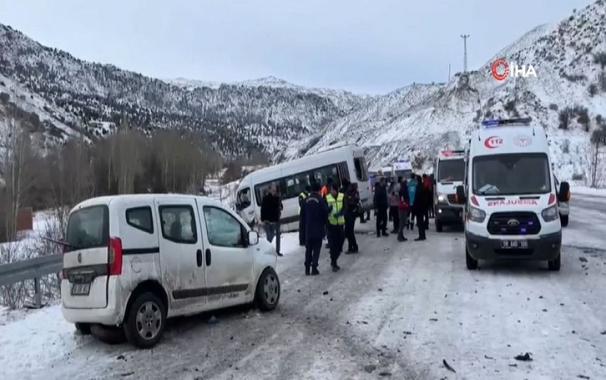 Sivas'ta minibüs ile otomobil çarpıştı: Çok sayıda yaralı var