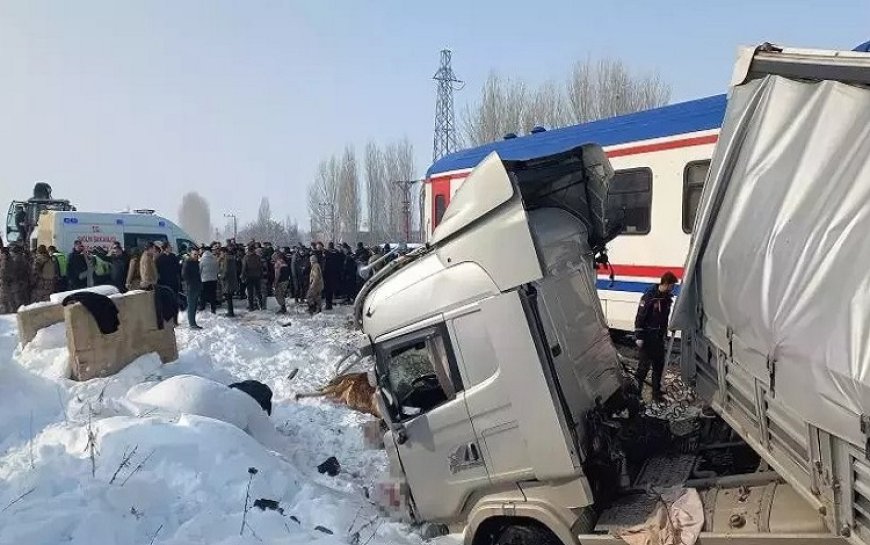 Muş’ta hayvan yüklü TIR'a tren çarptı! Ölü ve yaralılar var