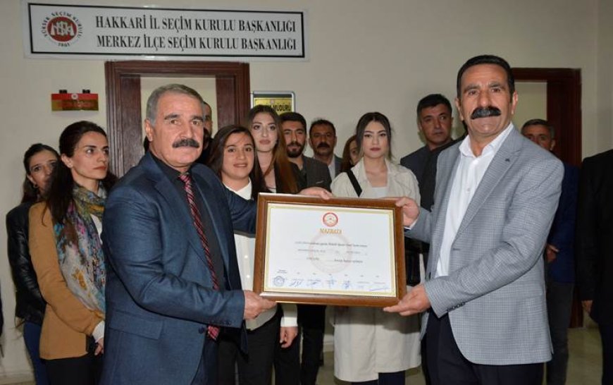 Hakkari Belediye Eşbaşkanları mazbatalarını aldı