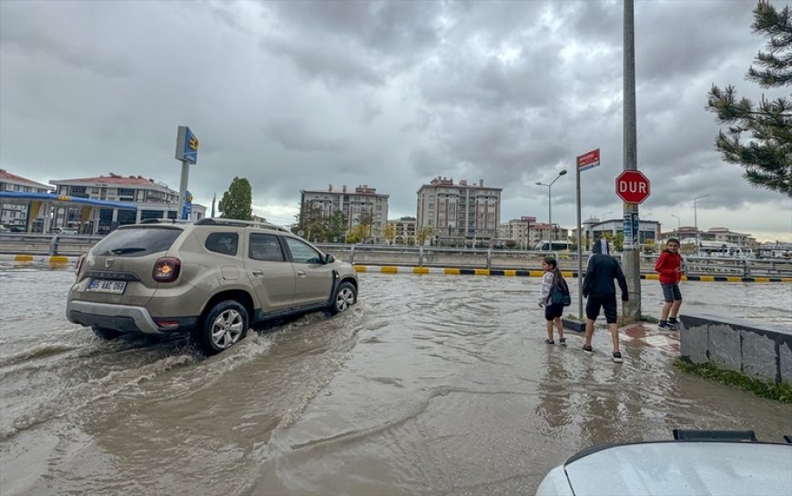 Van'da sağanak sonrası yollarda taşkınlar meydana geldi