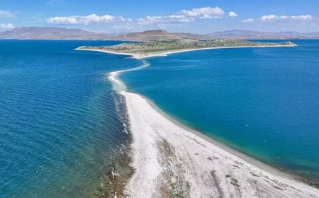 Van Gölü'nde sular çekildi, asırlık antik yol ortaya çıktı!