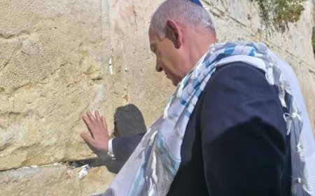 Netanyahu, ABD'nin İran'a saldırılarının ardından Trump için Ağlama Duvarı'nda dua etti