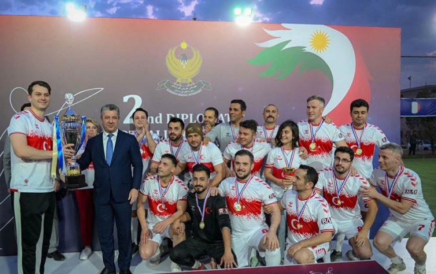 Kürdistan'da diplomasi kupası Türkiye’nin: Başbakan Barzani Kupayı takdim etti