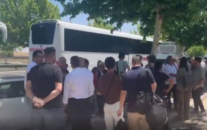 Silah bırakma törenini izleyecek grup Diyarbakır'dan yola çıktı