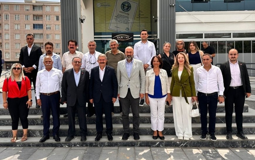 CHP’den Van’da saha çalışması: ‘Size Ahmet Özer başkanımızın selamlarını getirdik’