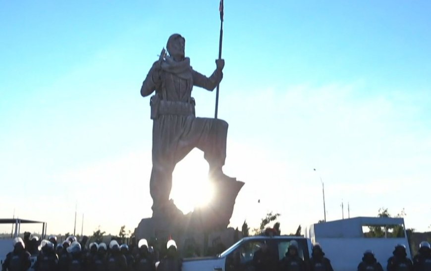 Kerkük’te Peşmerge heykeline Kürdistan bayrağının asılmasına izin verilmedi