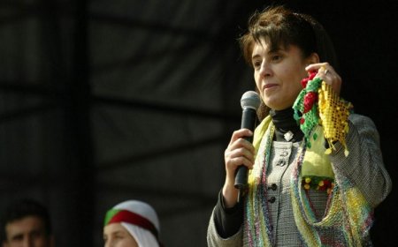 Kürt düşmanlığıyla bilinen Bursaspor taraftarları, bu kez  Leyla Zana'yı hedef aldı