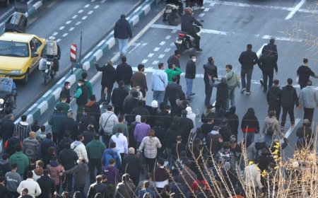 İran: Ülkeyi istikrarsızlaştıracak gösterilere 'kararlı' bir şekilde karşılık vereceğiz