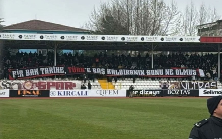 Bursalı taraftarlar Batman Petrolspor'un oynadığı stadyuma ırkçı pankart astı
