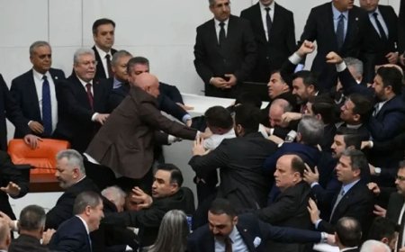 TBMM'de bakanların yemin töreni sırasında yumruklu kavga!