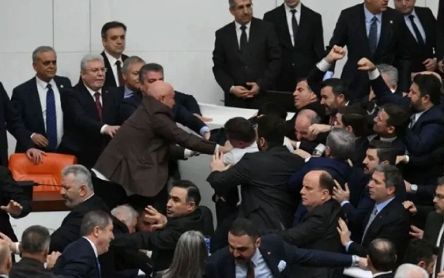 TBMM'de bakanların yemin töreni sırasında yumruklu kavga!