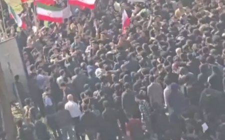 İran'da öğrenciler yeniden protestolara başladı