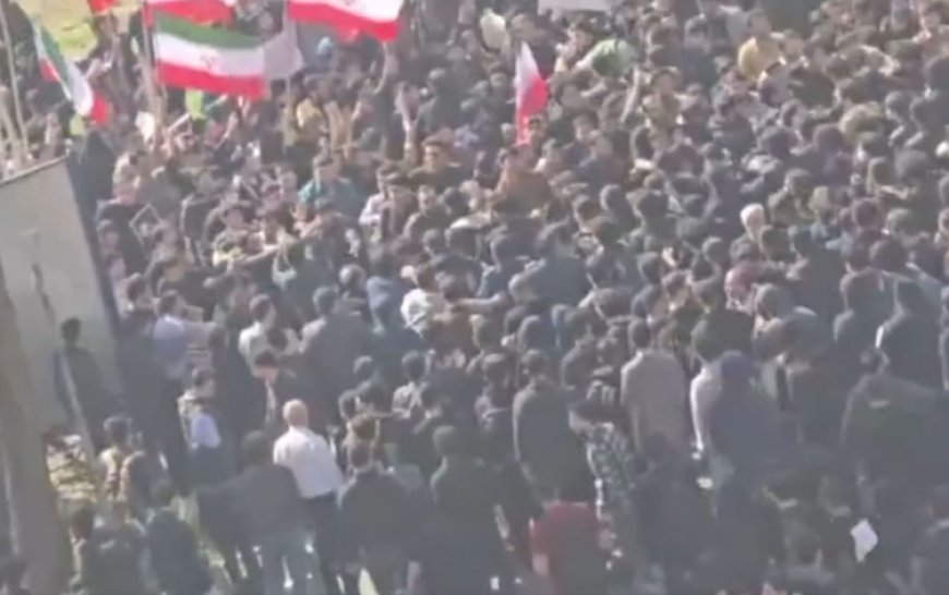 İran'da öğrenciler yeniden protestolara başladı