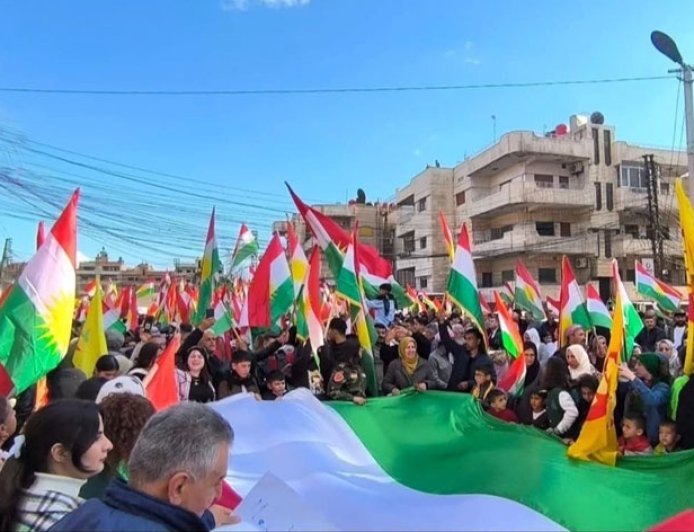 Rojava’da halk Kürdistan Bölgesi için sokaklara döküldü