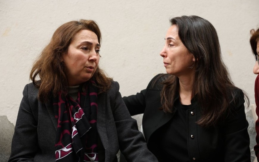 Cezaevinde bulunan Figen Yüksekdağ, kardeşinin cenaze törenine katıldı