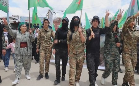 Şam hükümetinin orduya almayı reddettiği YPJ’li kadınlar orduya dahil olmak için gösteri düzenledi