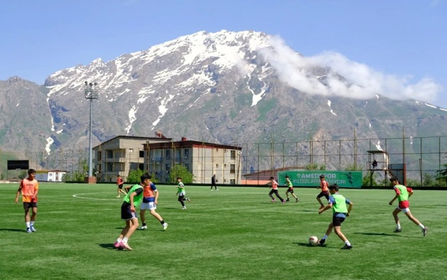 Amedspor’un ‘gelecekteki yıldızları’ Hakkari’de sahaya çıktı