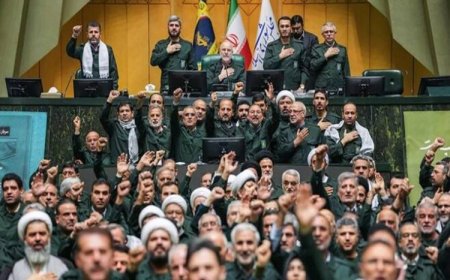İran Devrim Muhafızları 23 komutanını görevden aldı