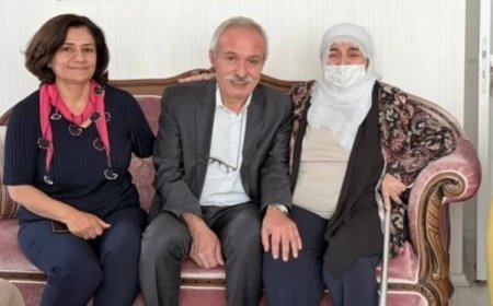 Mızraklı, Selahattin Demirtaş'ın annesini ziyaret etti: 'Niye tek geldin?'