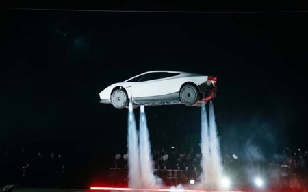 Elon Musk, SpaceX iş birliğiyle “uçan” Roadster’ı ilk kez gösterdi